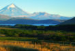 Der Vulkan Lanin mit dem Huechulafquen See im argentinischen Patagonien