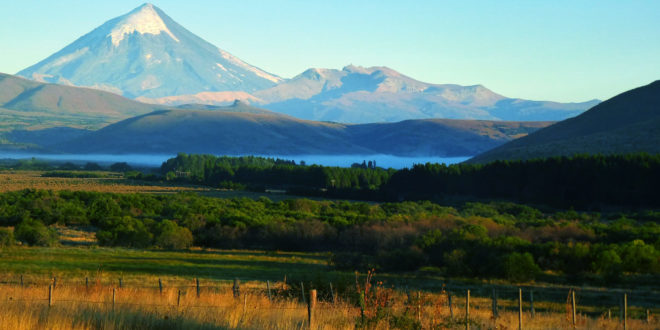 Der Vulkan Lanin mit dem Huechulafquen See im argentinischen Patagonien
