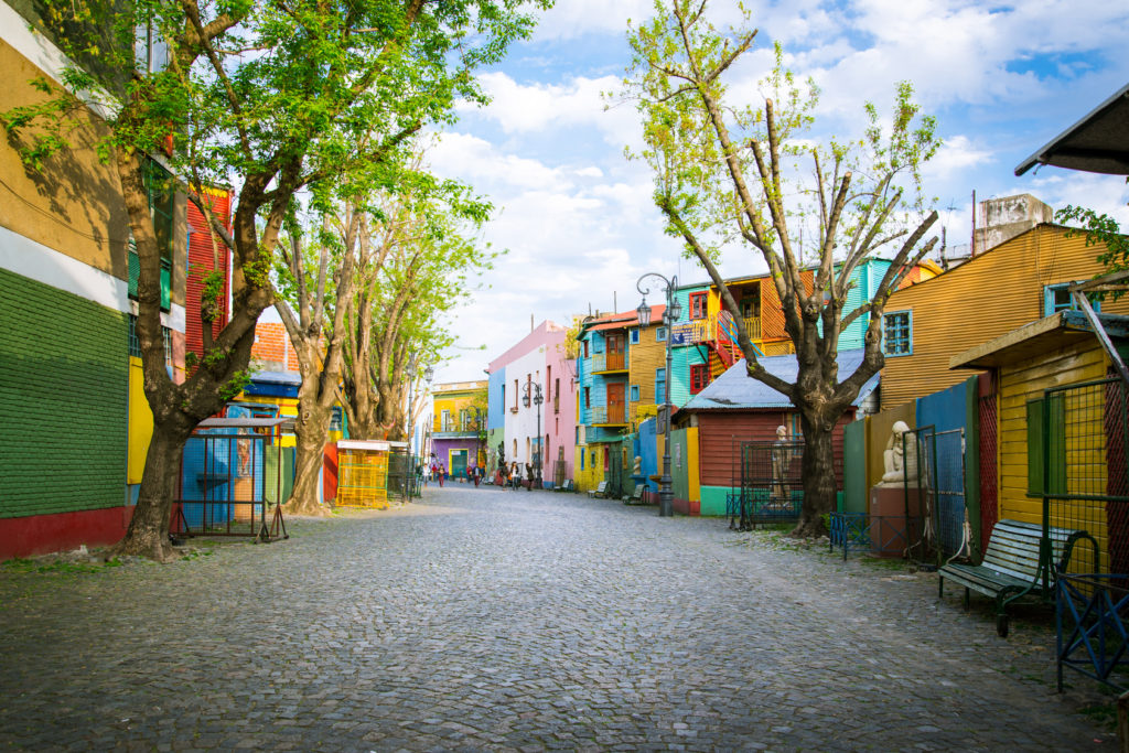Bunte Häuser der Fußgängerzone Caminito in Buenos Aires in Argentinien
