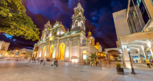Kathedrale der Stadt Salta in Argentinien bei Nacht